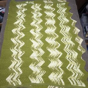 VTG Afghan Throw Chevron Crochet Lap Blanket Zig Zag Green & White 80”x48”